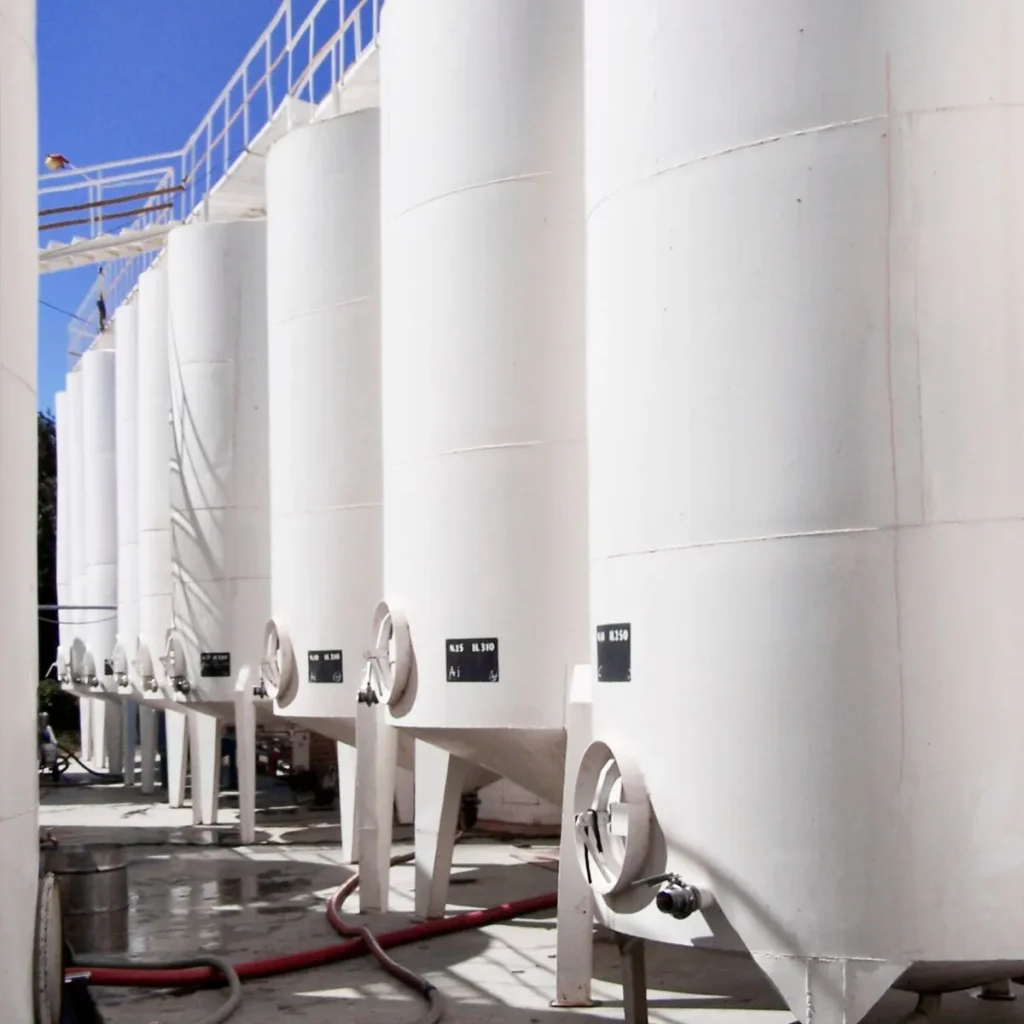 Como escolher o tanque industrial ideal para armazenar produtos químicos com segurança