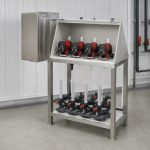 Skid industrial de dosagem com quatro bombas dosadoras vermelhas, medidores de vazão e tubulações montados em estrutura de aço inoxidável.