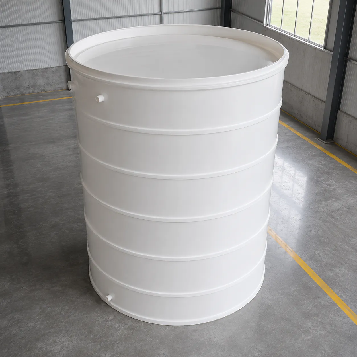 Tanque de permeado cilíndrico branco, aberto na parte superior, com reforços horizontais e conexões laterais.